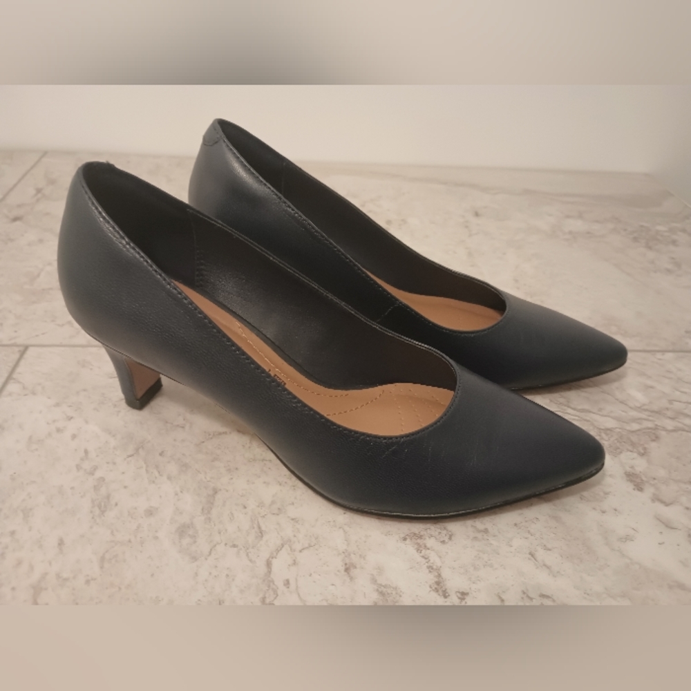 CLARKS Navy Blue Leather Pumps Women's Size 5.5